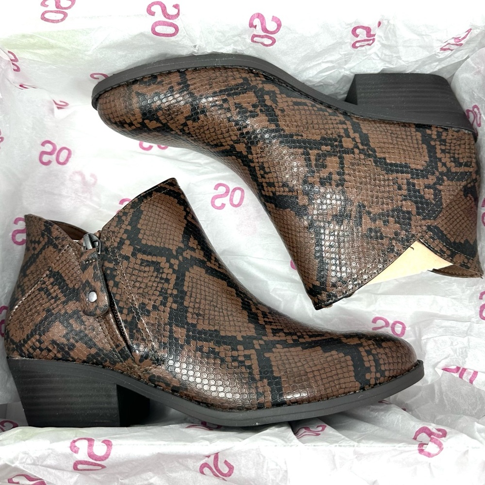 SO Angelfish Women's Brown Snake Ankle Boots - Picture 14 of 15